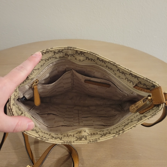 Michael Kors Jet Set Travel Large Messenger - Picture 7 of 15